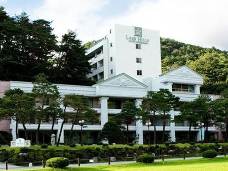 湖畔山丘俗离山酒店