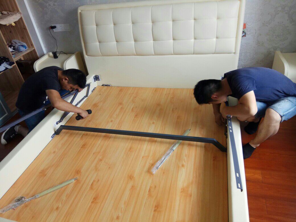 这个床,从做工,样式,到安装都没毛病,安装直接送货上门,安装人员也很