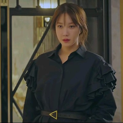 韩剧顶楼李智雅秀莲黑色荷叶边韩范气质气质衬衫优雅百搭连衣裙