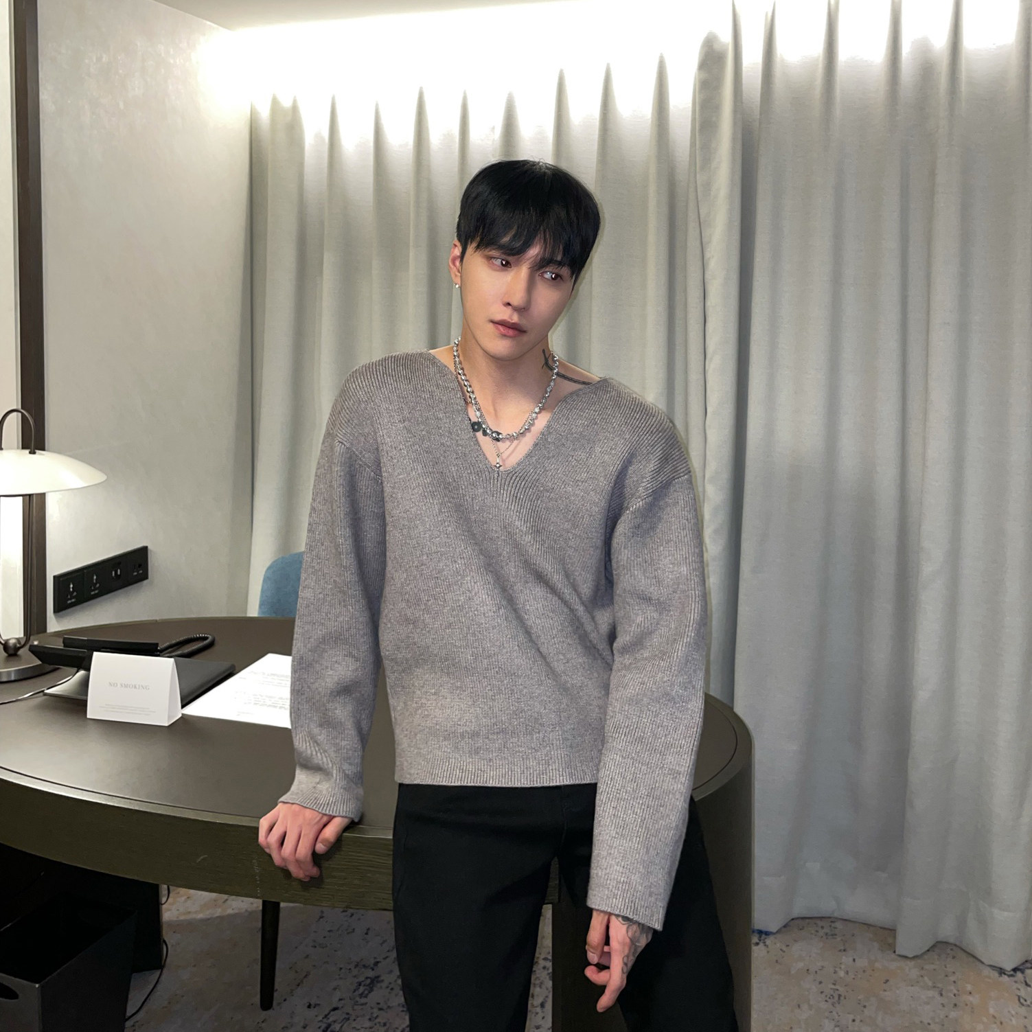 子上男装小众设计高级感禁欲系宽松休闲套头v领毛衣男气质打底衫