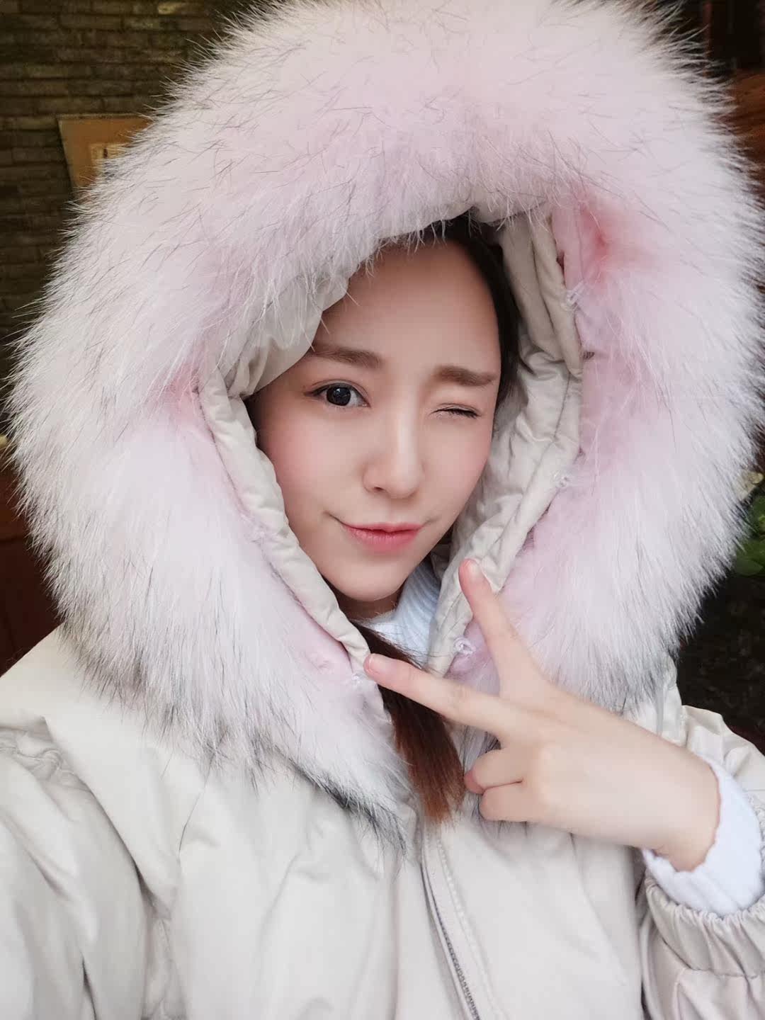 这件羽绒服穿着真的好暖和,这个冬天不怕冷了,而且毛领蓬蓬的可爱减龄