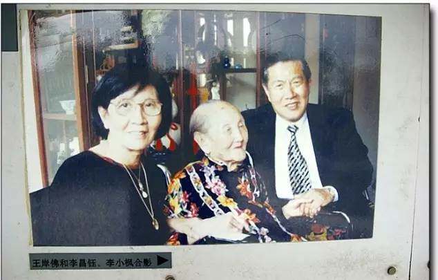 故事 11岁时,父亲在太平轮沉船事故中遇难, 母亲一人靠变卖家产把13个