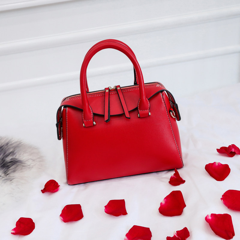结婚用的红色手提包