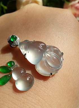 高冰种  木拿料 18k白金镶嵌翡翠a货 胖乎乎的小鱼吊坠