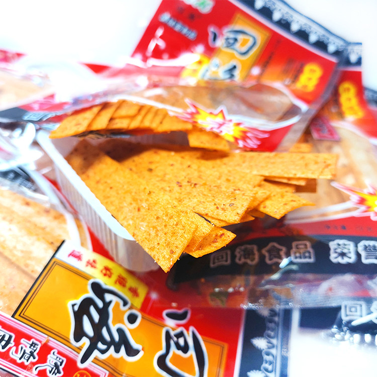 四海回海脆鸭皮小辣条辣片90后儿时怀旧麻辣零食20g/袋满30袋包邮