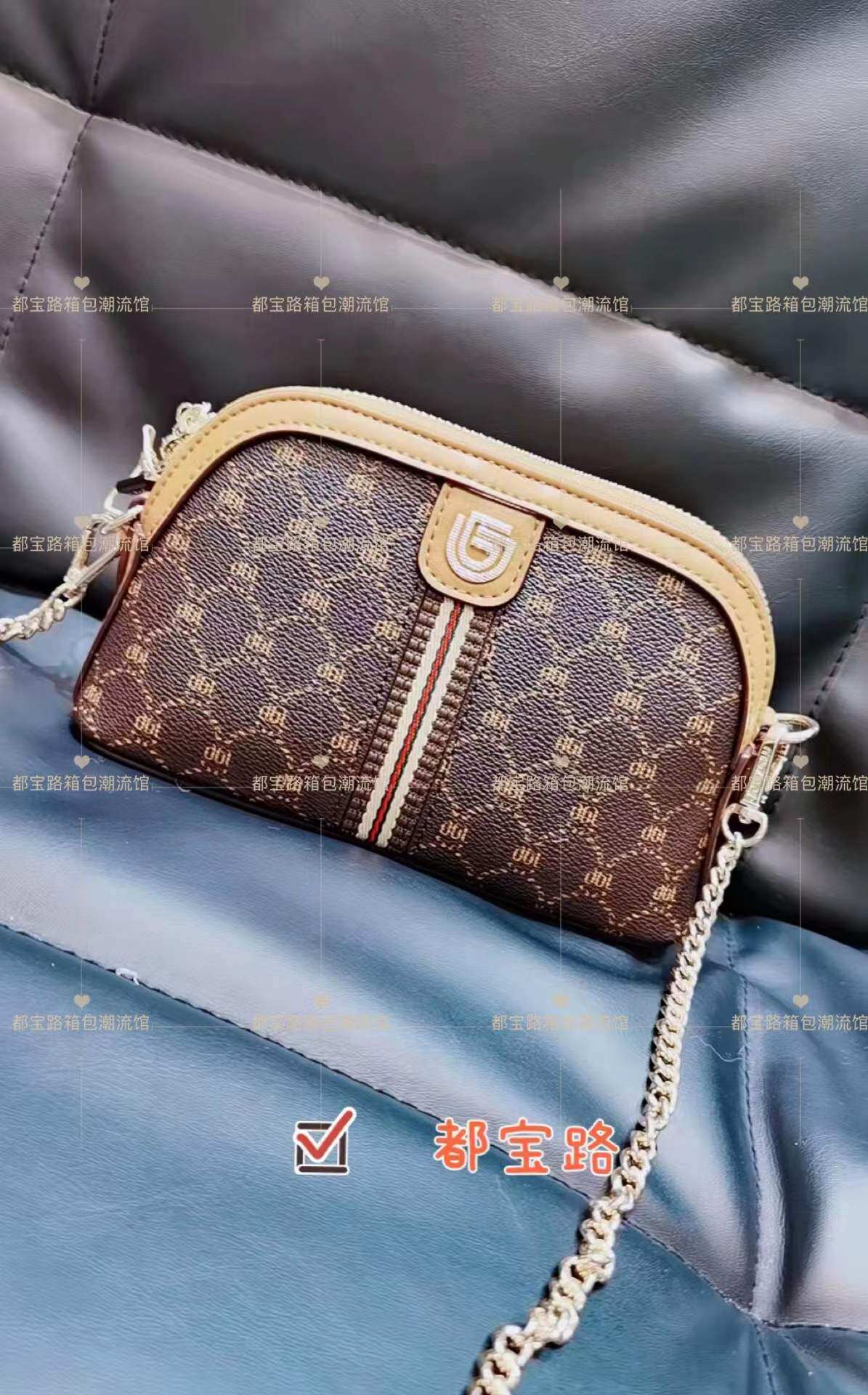 都宝路小众包包女秋冬新款时尚菱格笔筒单肩枕头包小金球链条包