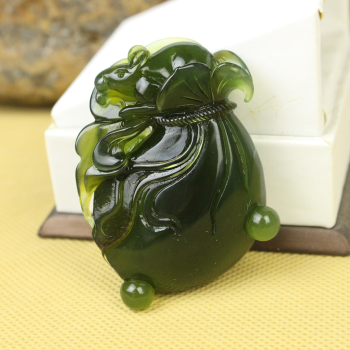 天然玉石岫玉180色钱袋子属你有钱手把件