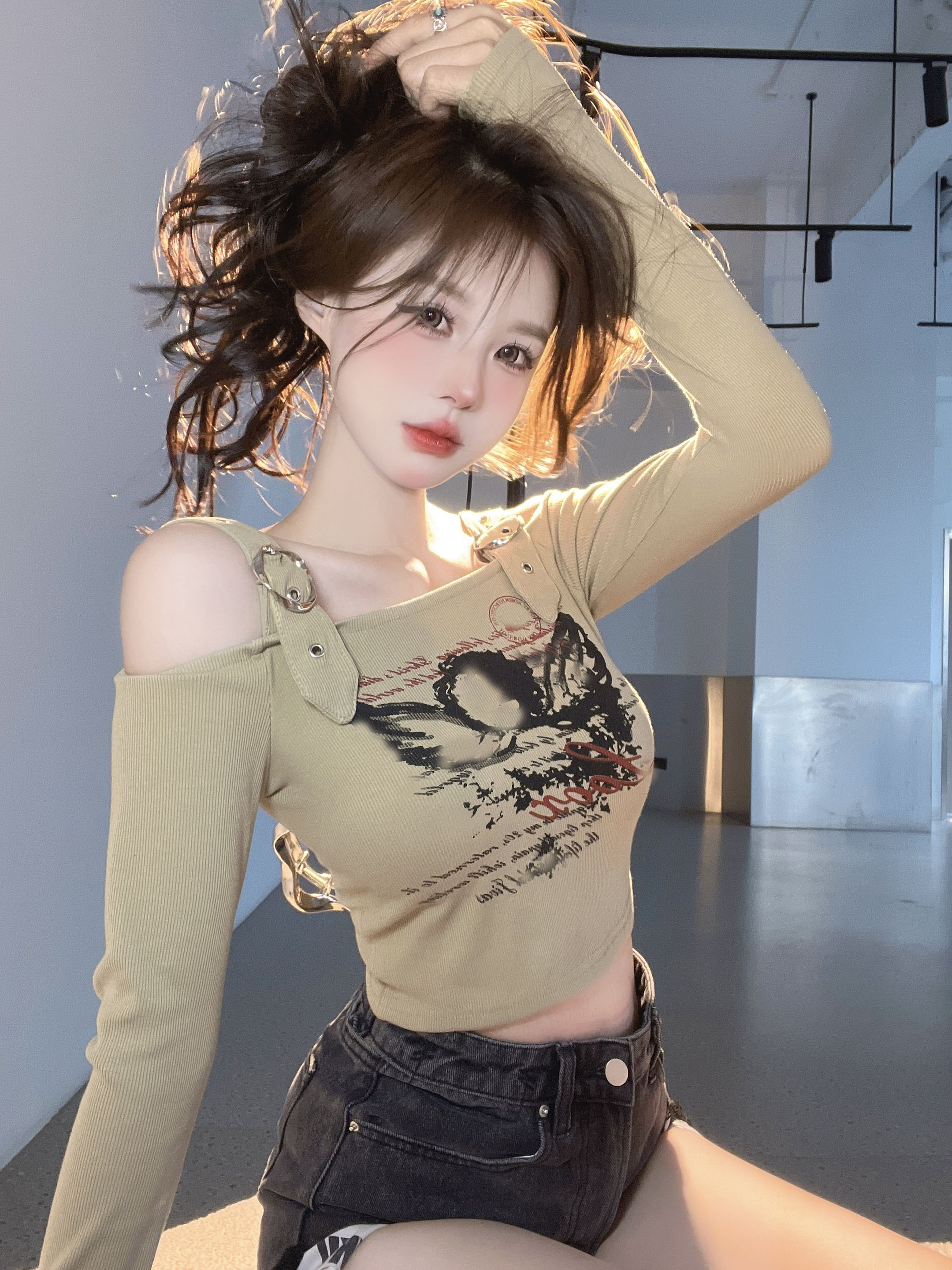 美式独特印花长袖T恤女秋季新款设计感性感一字肩修身吊带短上衣