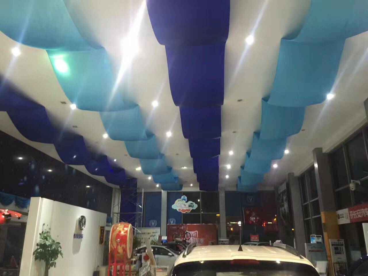 秋冬美陈装饰布置酒店商场4s汽车展厅店创意美陈天花吊顶彩色布幔