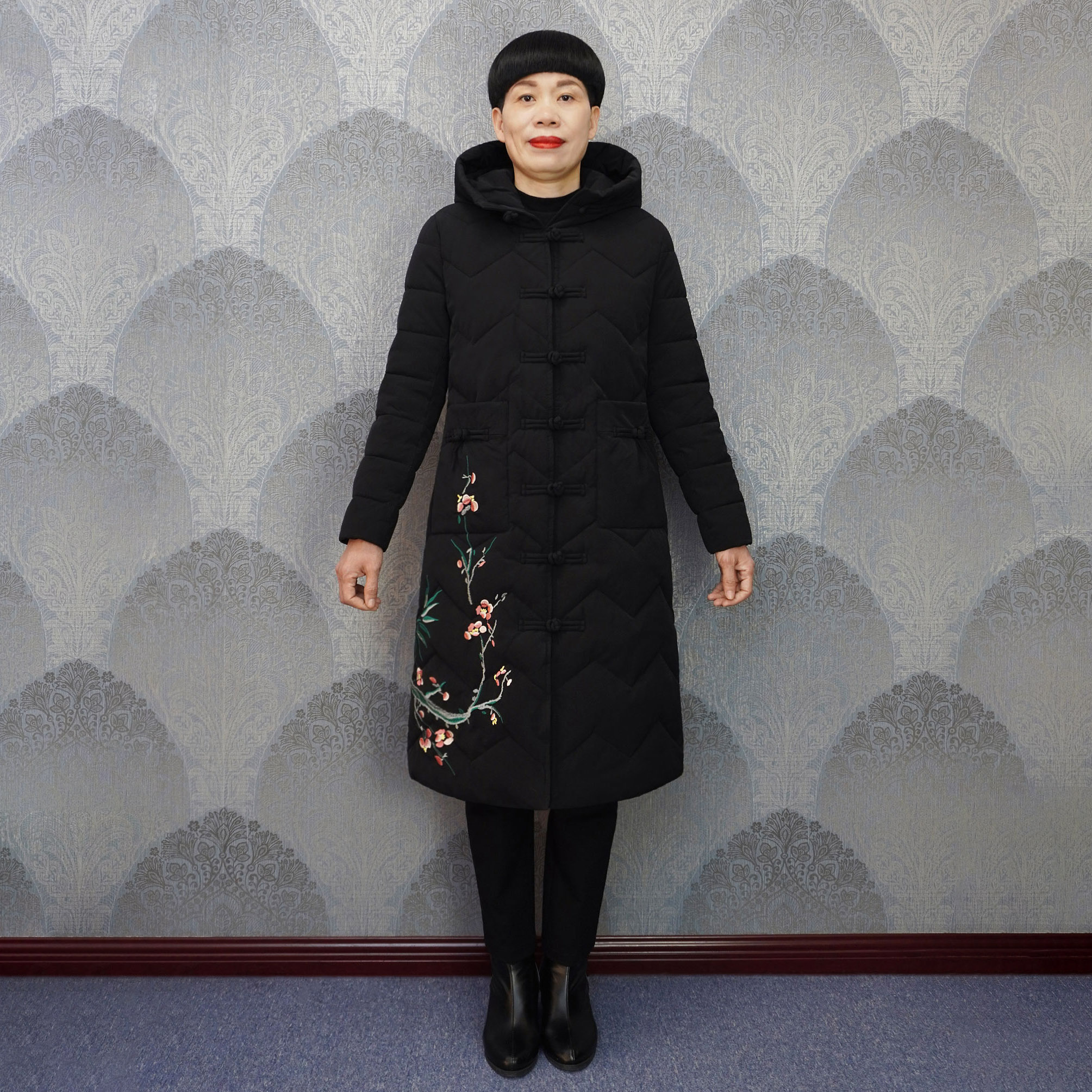 何姐精品妈妈装的优惠券大全—妈妈羽绒服中长款冬装外套新款2021中年