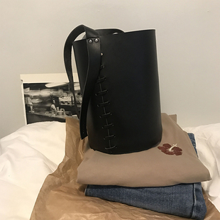 loewe吊床包用什麼內膽包 ELINASEA BAG 2020韓系pu皮編織帶麻料抽繩內膽單肩水桶包 loewe