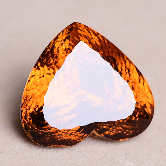 收藏级 大颗56.30克拉 黄水晶心形裸石 泰国千禧工 火彩爆棚