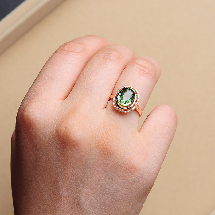 9克拉 纯净体嫩绿碧玺戒指 18k金镶钻 椭圆形较少 3.20克
