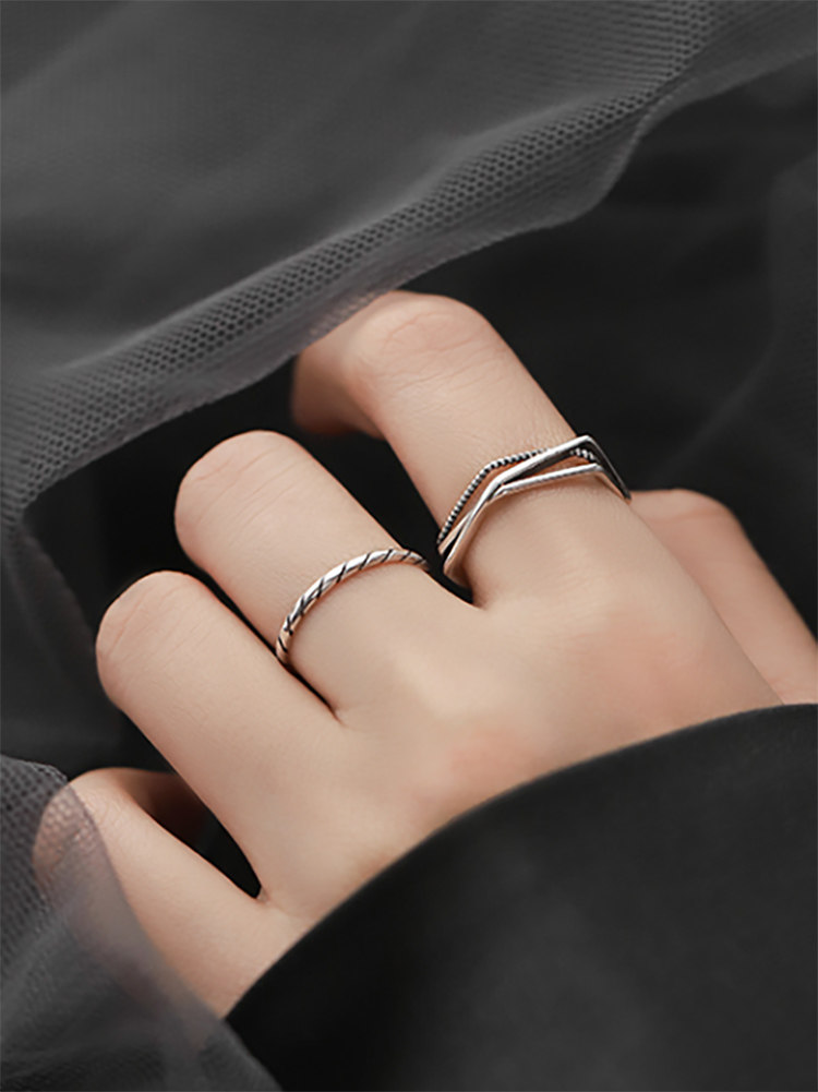 领淘宝2元券产品推荐:925纯银饰泰银ins风黑色系交叉女款食指戒戒指环