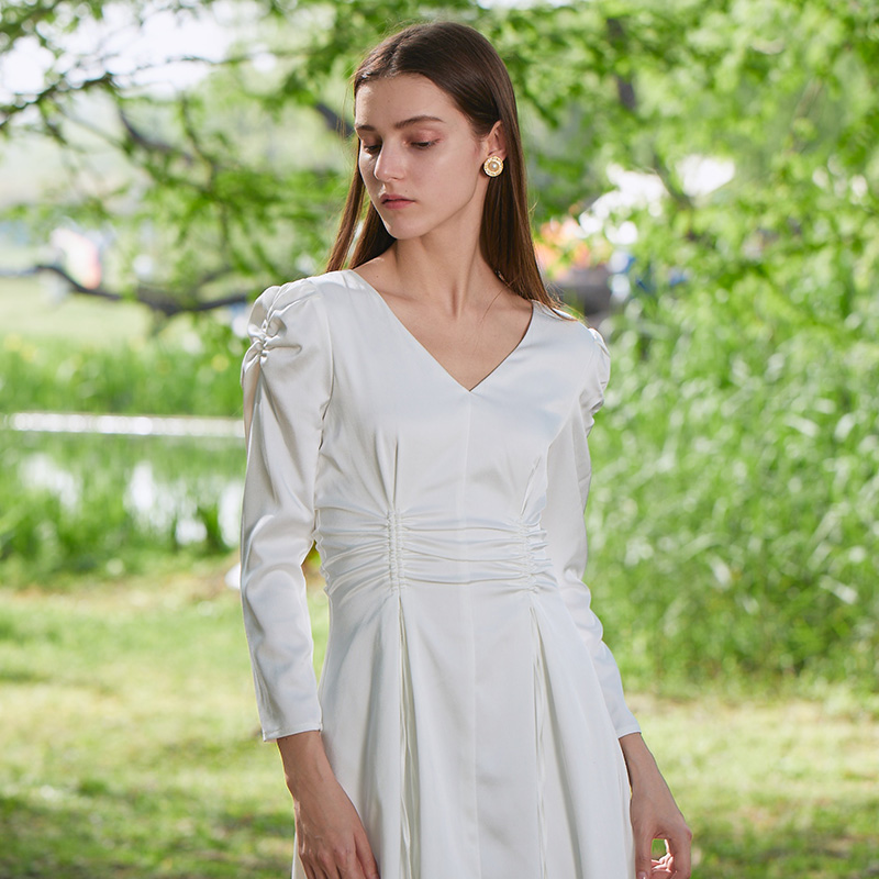虚构的店2023夏季新款气质修身抽褶白色长袖V领仙女连衣裙