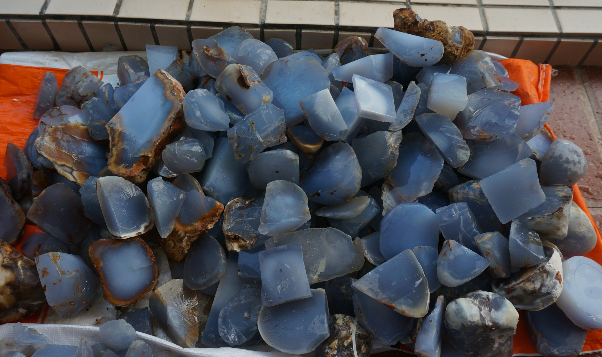 玉石冰种高冰蓝玉髓原石蓝宝水晶玉吊坠耳坠雕刻练手料边角料包邮