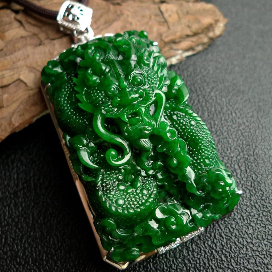 【霸气重量级】18k金伴钻石镶老坑种辣绿翡翠龙牌吊坠 75.30g