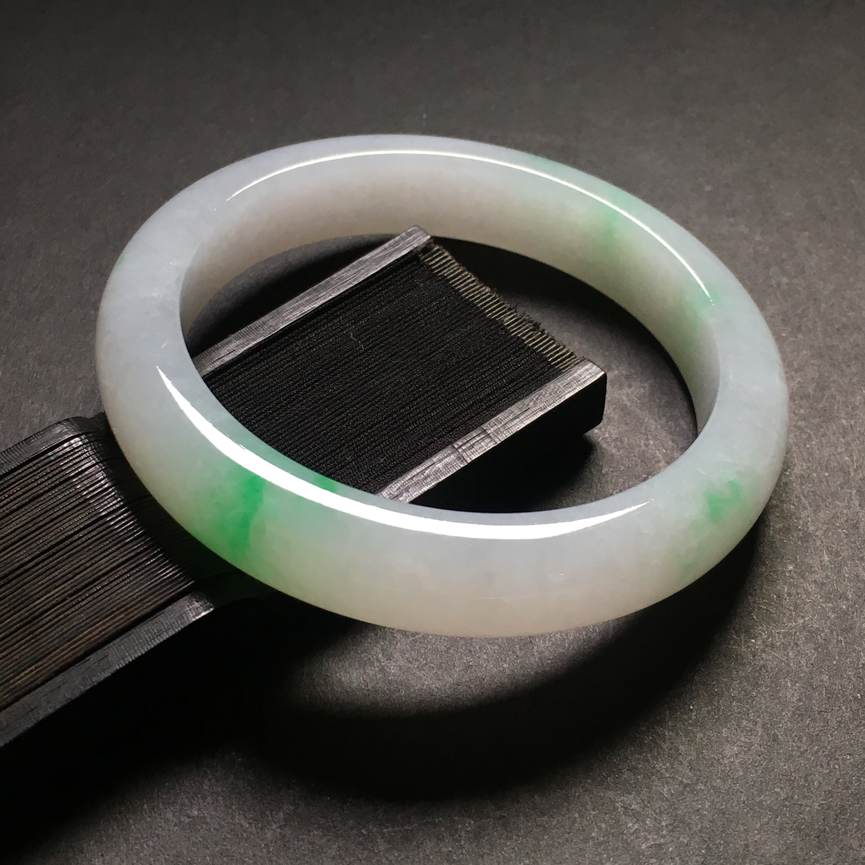 精品 实物图 天然a货细糯种阳绿飘花翡翠手镯52.5mm 缅甸玉玉镯