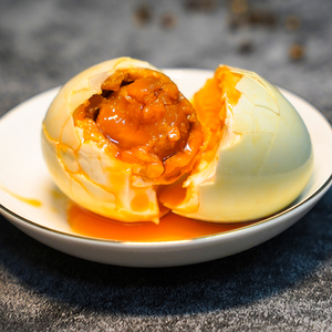 烤海鸭蛋黄图片