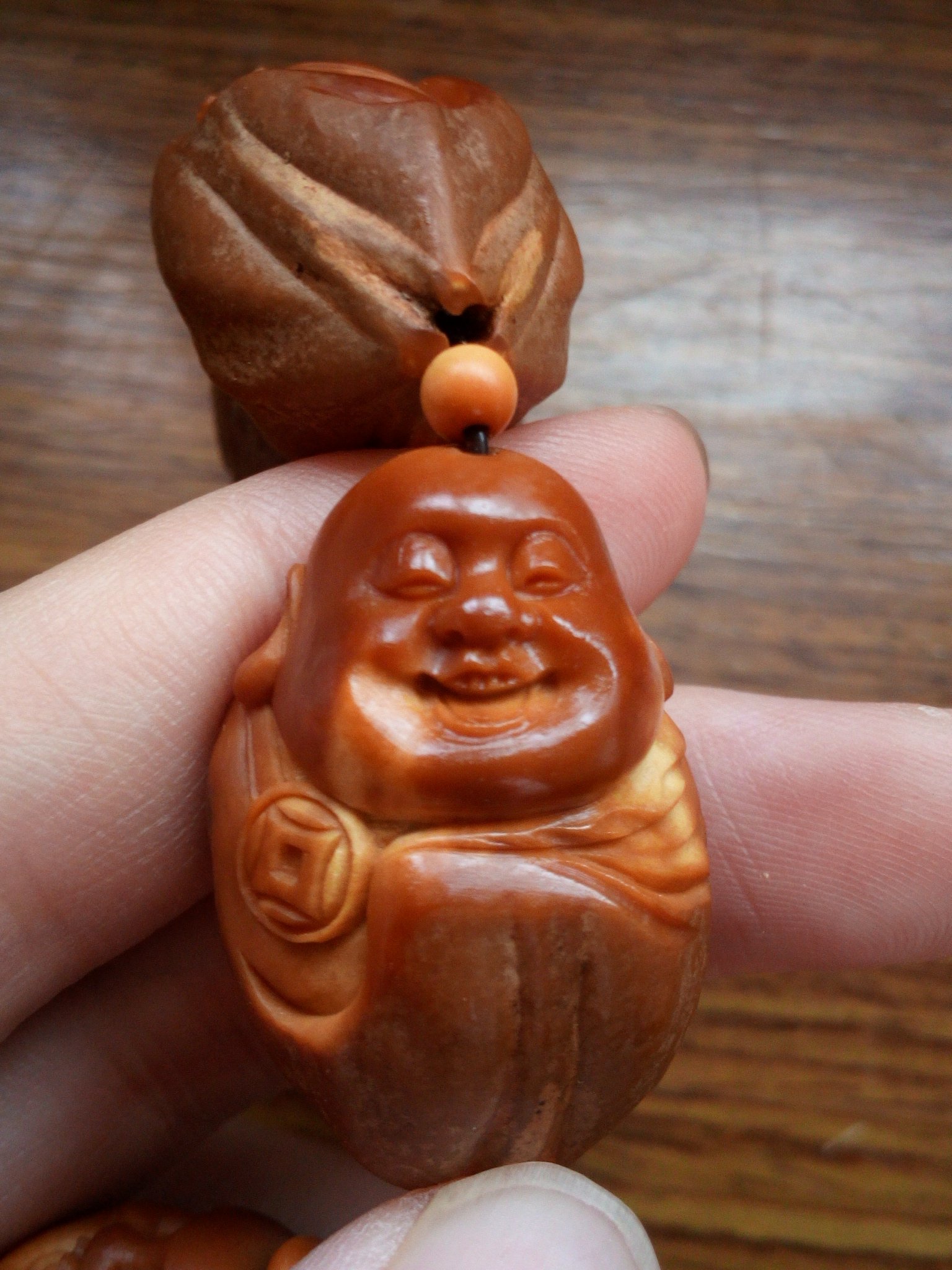 2.1 核雕师王强《包衣弥勒》