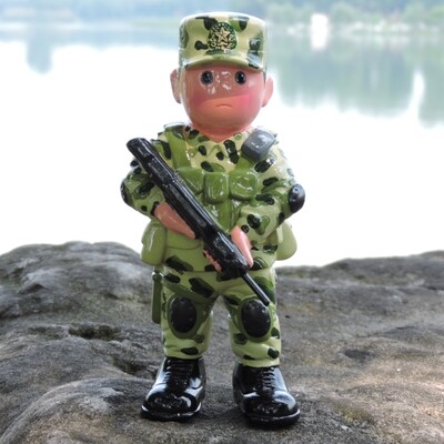 站岗兵人公仔玩偶手办桌面小摆件送战