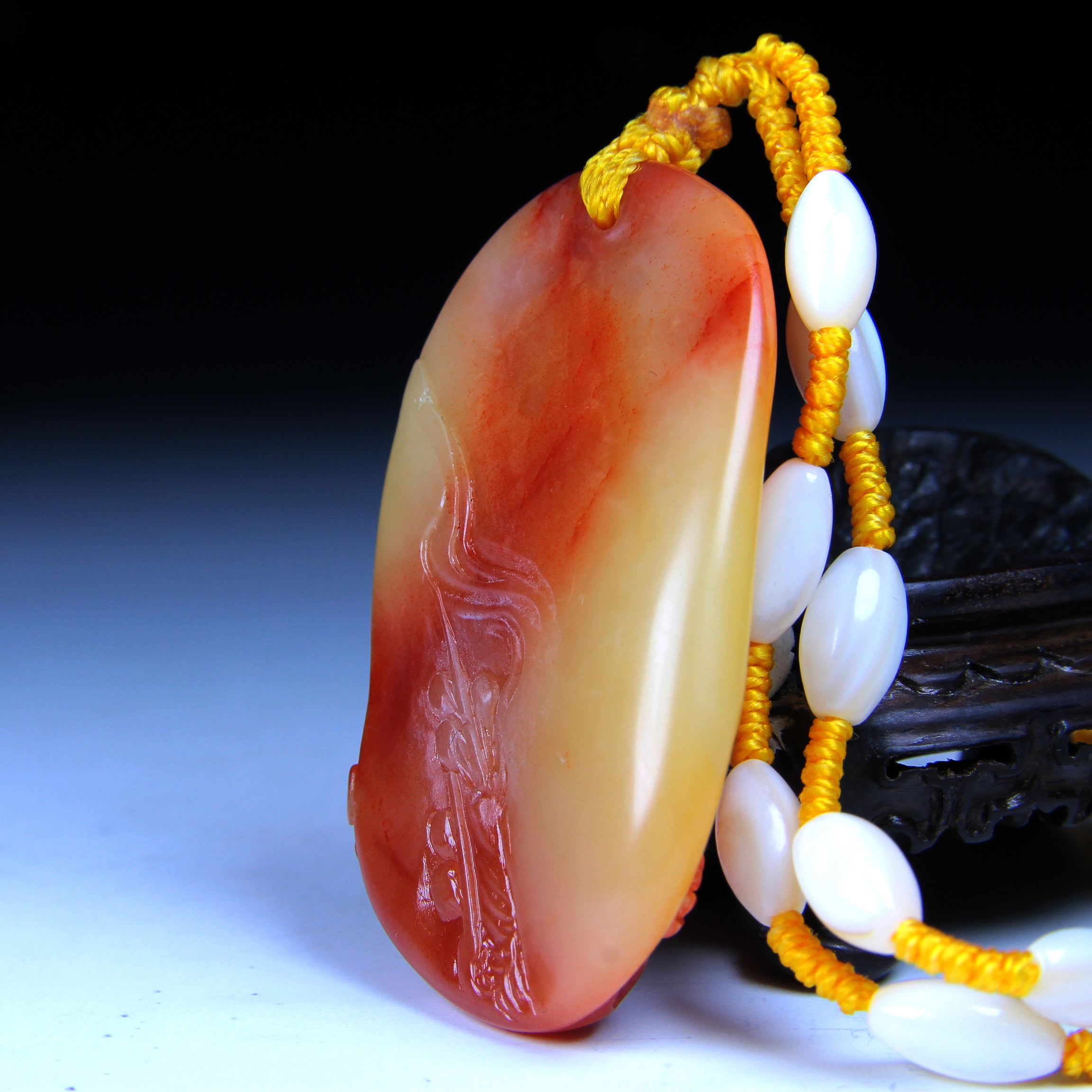 寿山石-精品巧色结晶芙蓉石挂件-喜上枝头