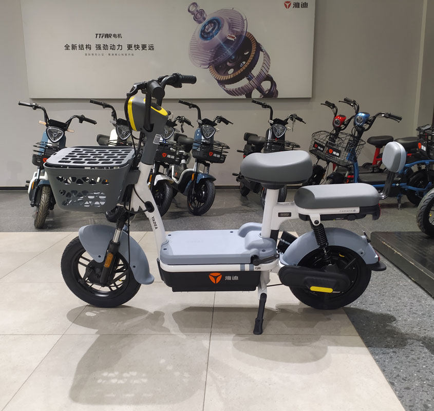 雅迪电动车淘淘plus新款国标车可上牌大电池成人代步电动自行车