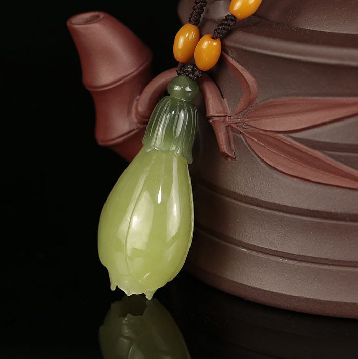 省级玉雕大师王朝安作品 和田玉 兰花挂件 21.405克