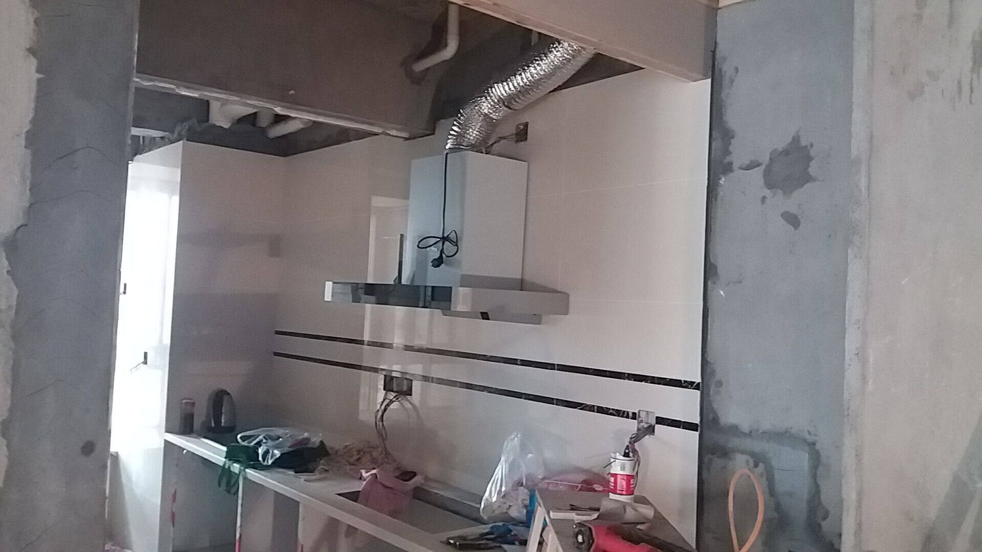 厨房排油烟风机安装_方太油烟机安装图片_方太油烟机安装打螺丝