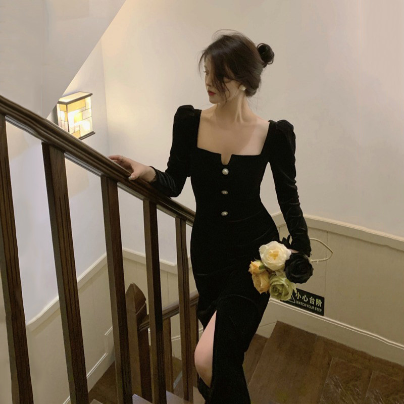 黑色金丝绒连衣裙女秋冬2021新款高端礼服性感复古方领开叉裙子女