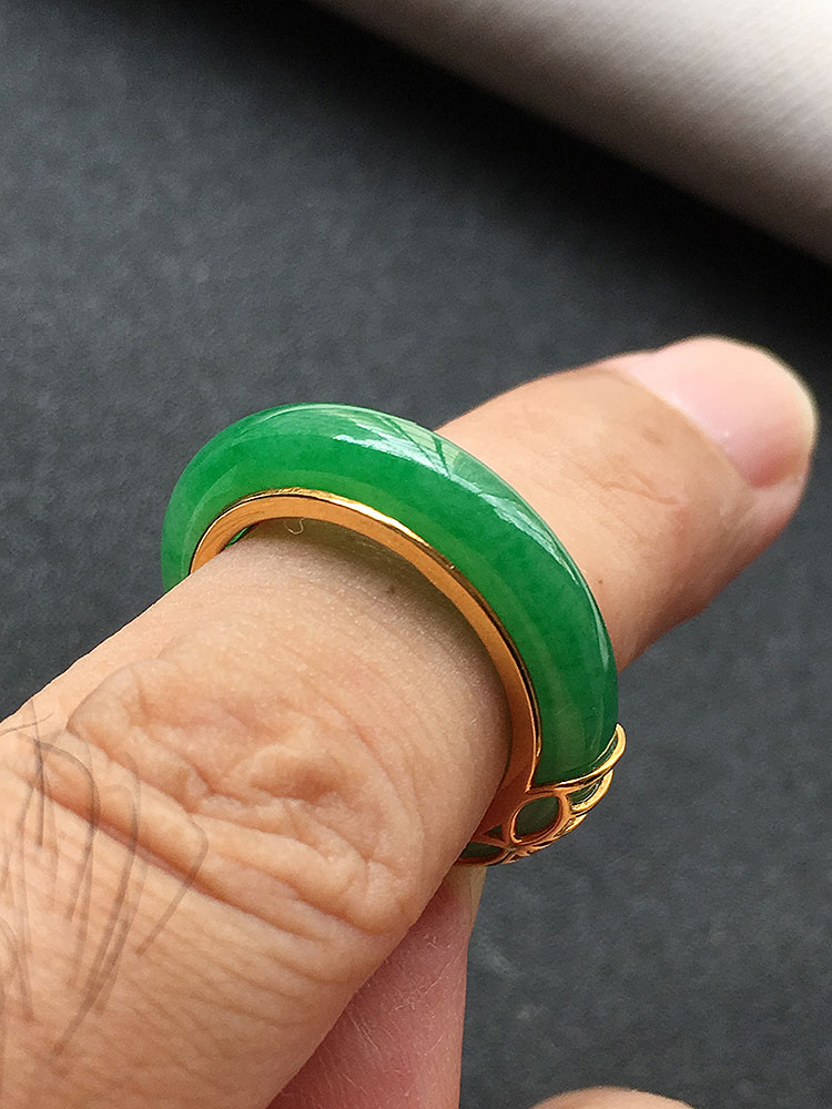 翡翠高当冰透飘翠绿色指环戒圈18mma货老坑种高档冰绿翡翠玉戒女