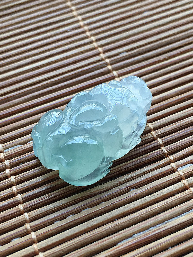 翡翠高冰种招财貔貅吊坠女款a货老坑冰透玉瑞兽挂件冰浅绿玉皮丘
