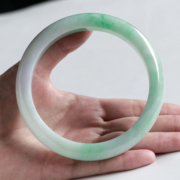 源头好货四会冰糯种飘阳绿翡翠手镯118.47克内径76.6mm