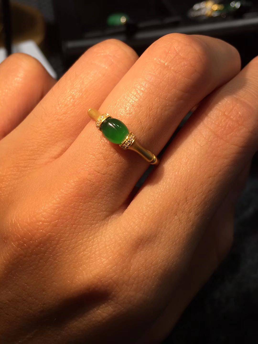 龙缘珠宝天然翡翠a货辣绿随行阳绿蛋面镶嵌18k金竹节磨砂戒指定制