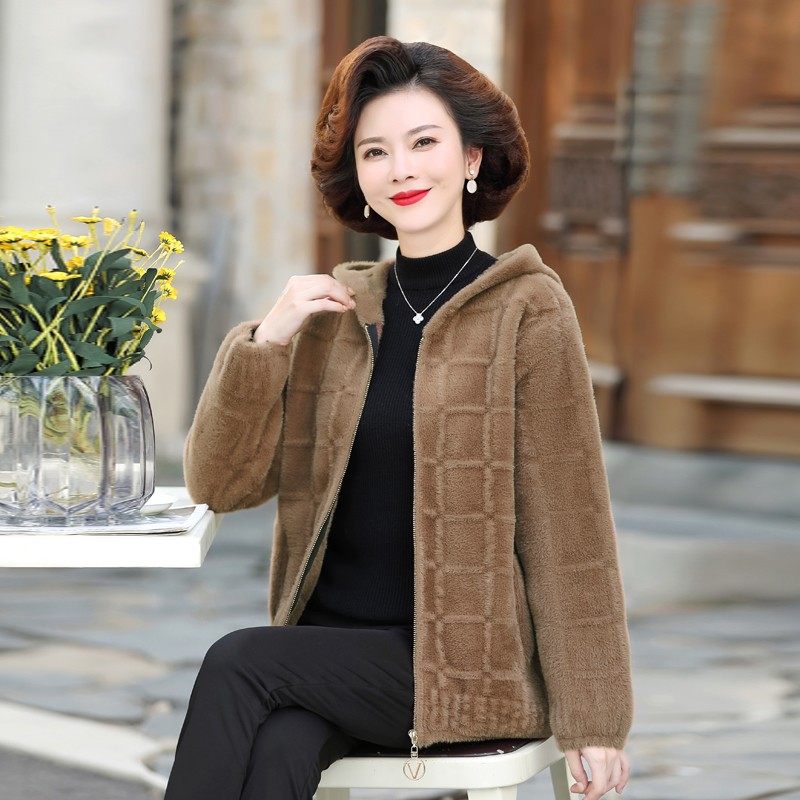 妈妈冬装大码水貂绒外套女洋气40岁50中老年秋冬连帽短款羊绒大衣