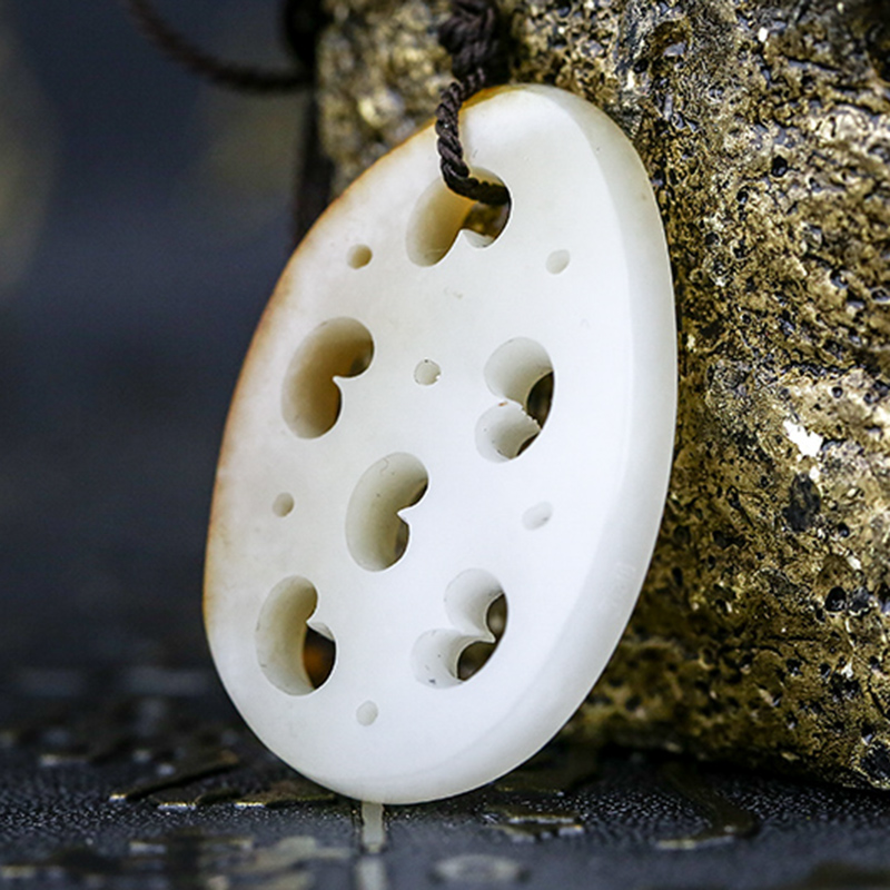 国家级玉雕大师陈冠军和田白玉莲藕10.2765g