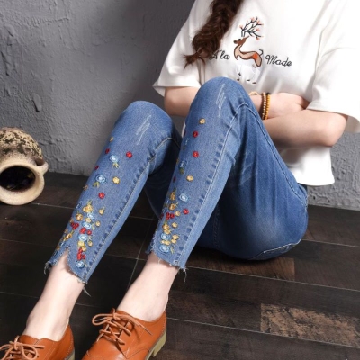 新款刺绣花牛仔裤女九分裤不规则裤脚毛边弹力修身显