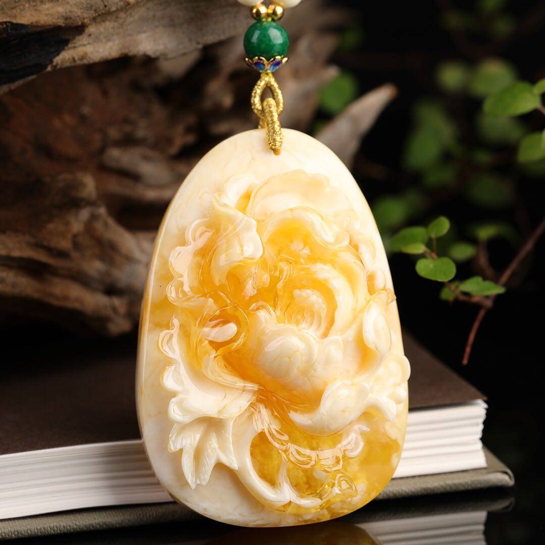 精选饿料白花蜜牡丹花吊坠 老蜜蜡水滴琥珀项链男女款