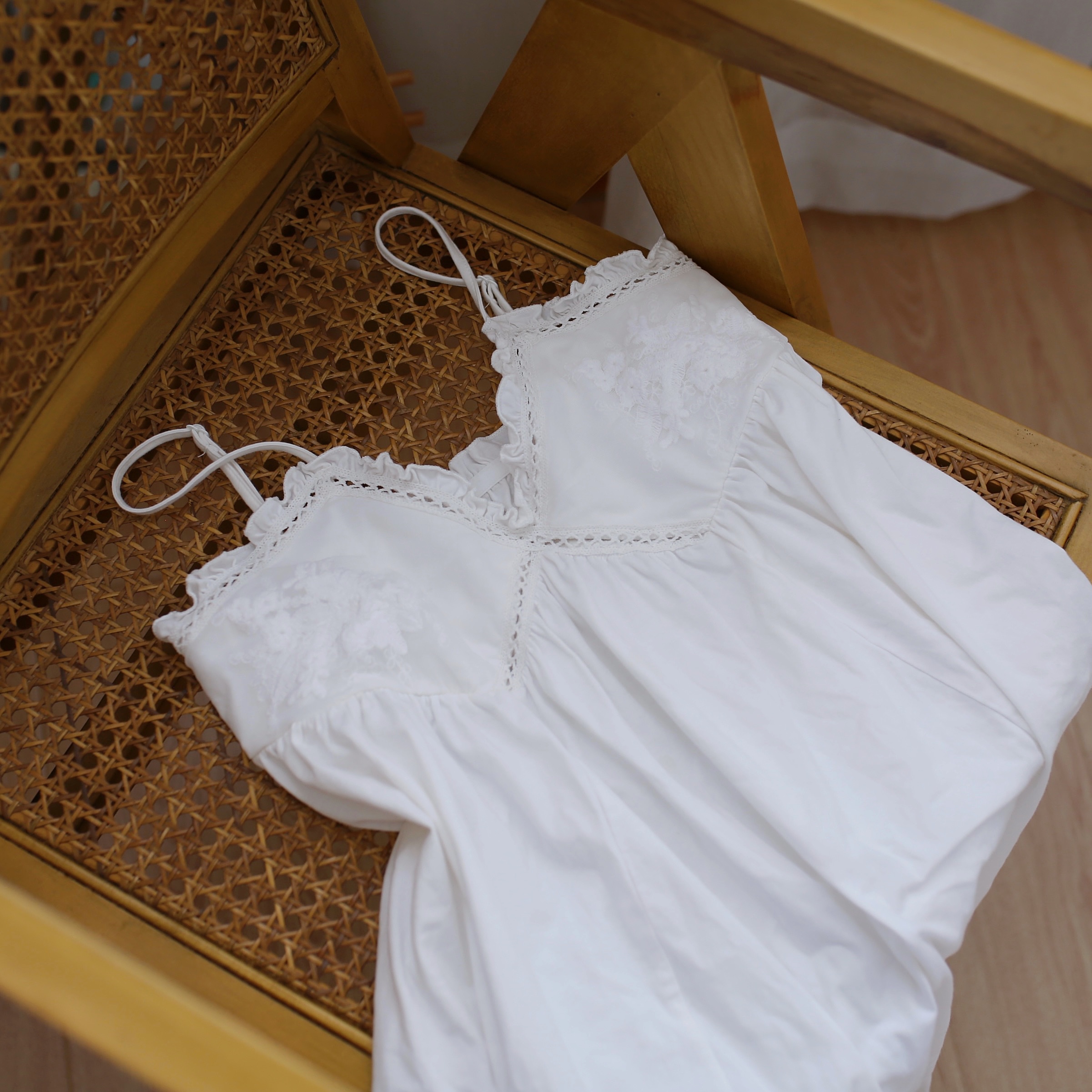 时光美人仙女的睡裙纯棉刺绣吊带裙有胸垫v领甜美公主白色睡衣