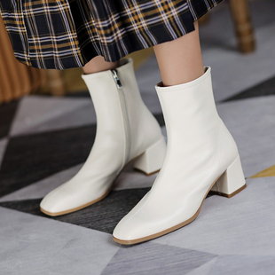 真皮小短靴女秋冬季白色靴子女2020早秋款小个子纯皮配裙子小白靴