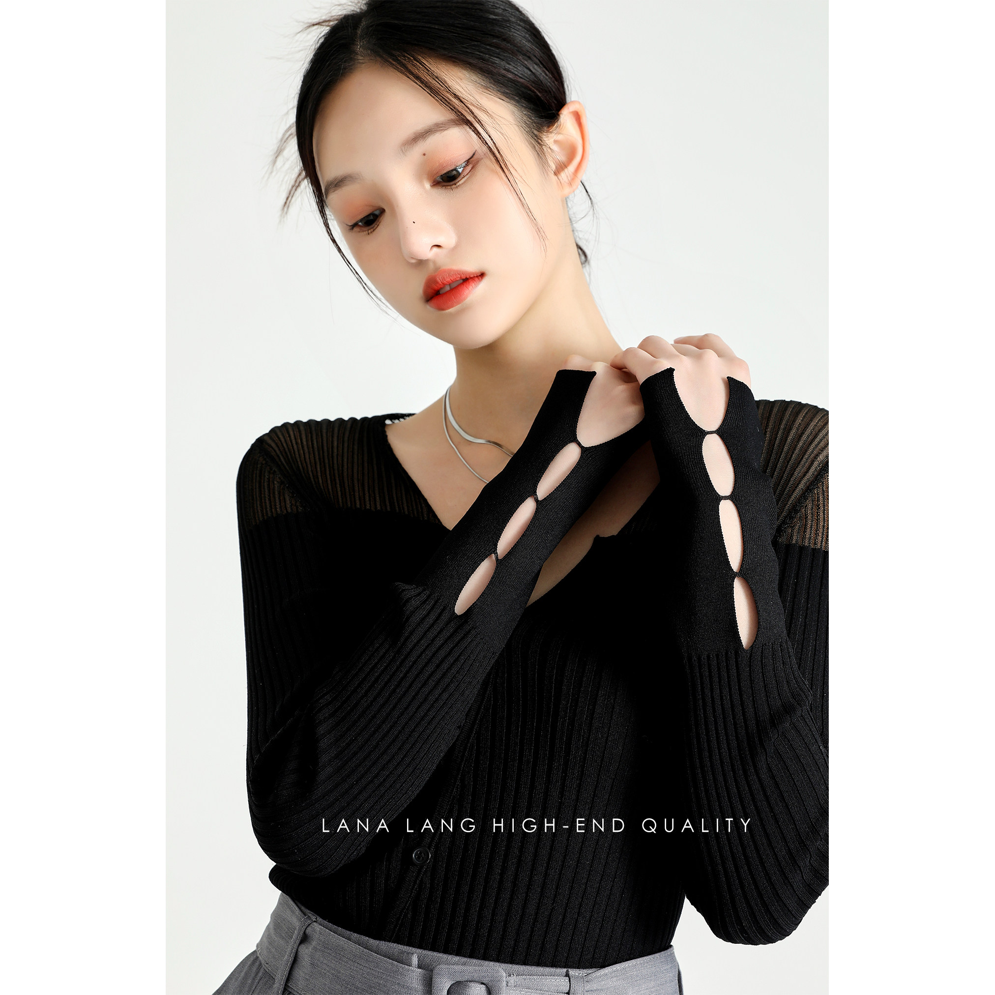 lana lang黑色针织衫女2022新款肩部镂空设计感套头上衣v领气质衫