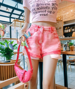 地球店粉色爱心图案翻边牛仔短裤女夏季高腰小众设计感A字短裤子