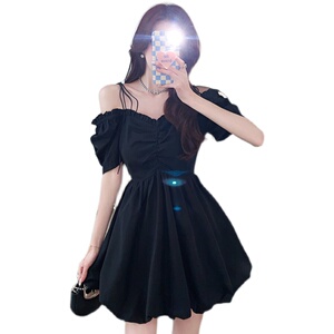 Off shoulder suspender， fluffy black skirt， fashionable waist closing， thin temperament