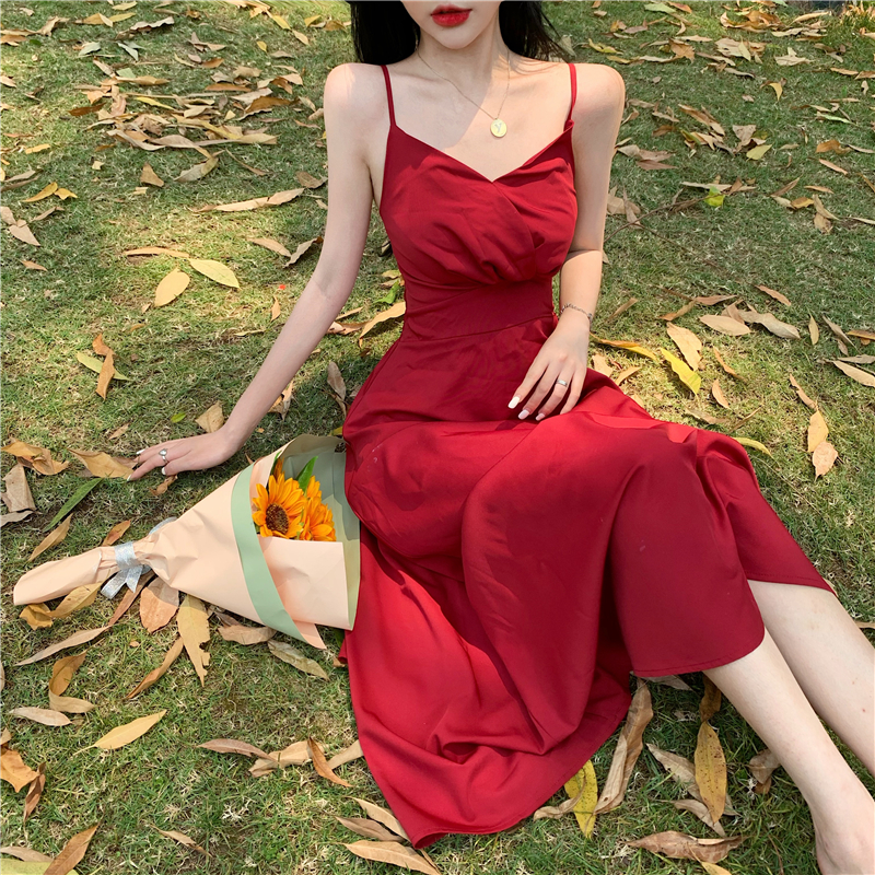 法式复古红色吊带连衣裙女夏季新款高腰显瘦气质赫本风初恋长裙子