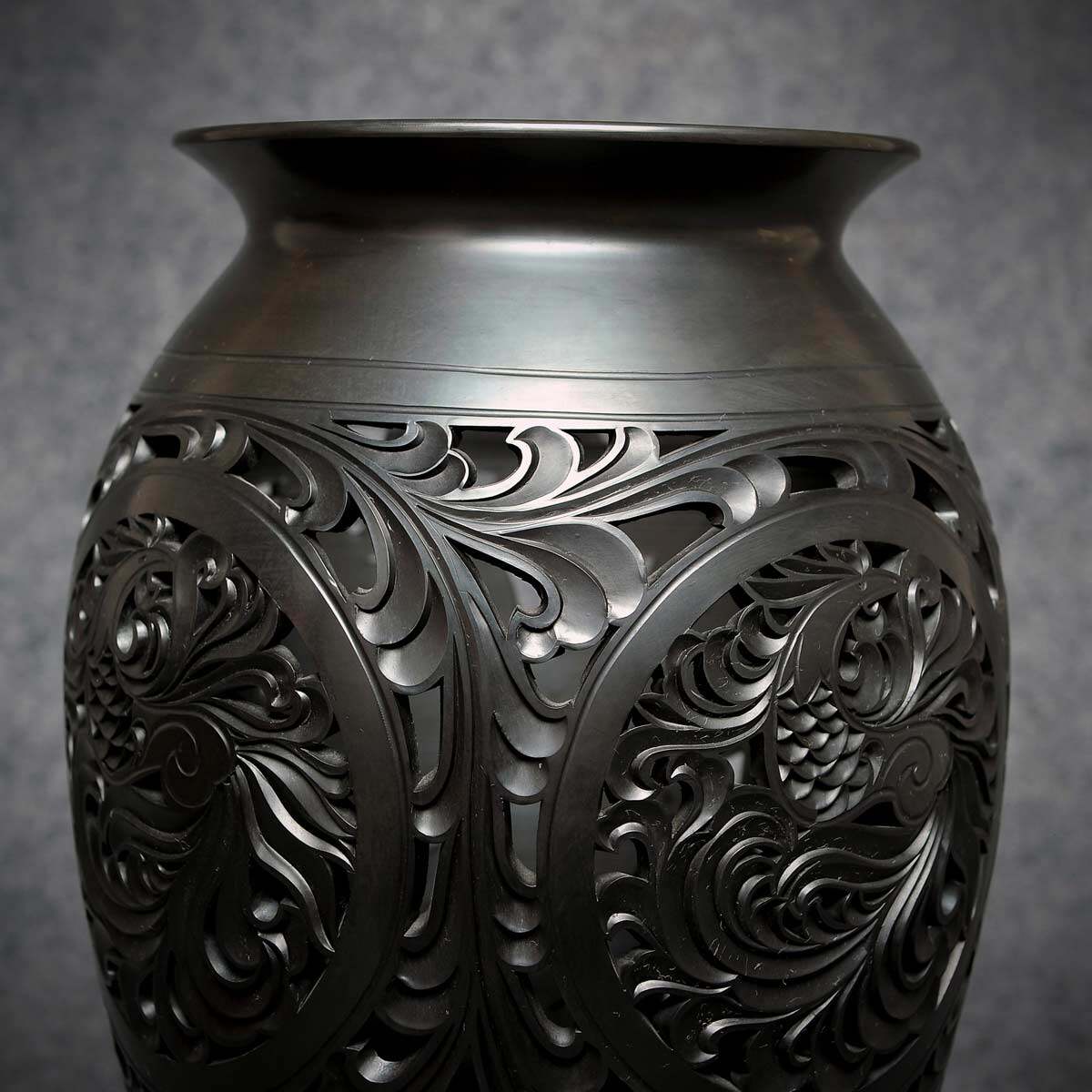 中国黑陶工艺美术大师 刘德功 手工镂空作品《凤凰罐》