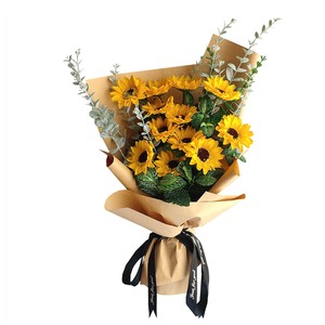 英文报纸包装纸的花束图片