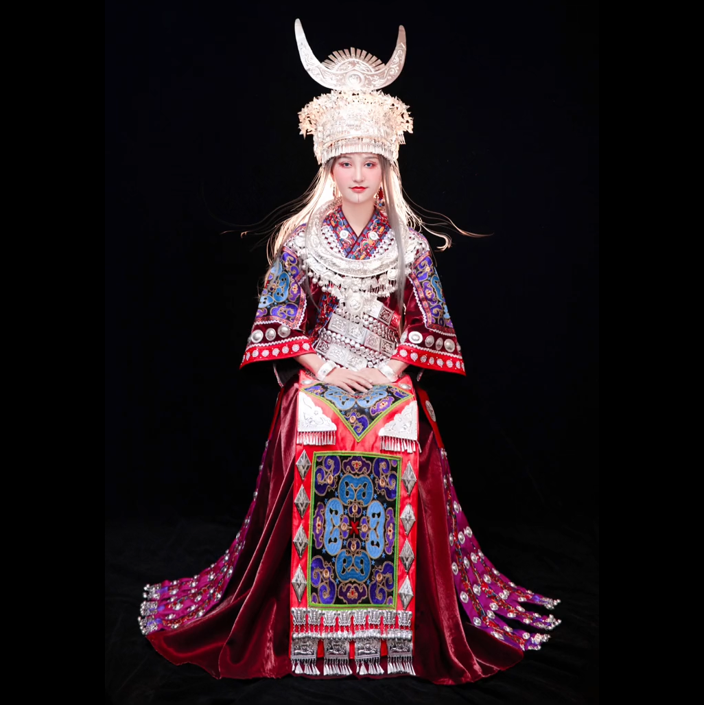 2022新款苗族服饰女少数民族主持人歌手旅拍摄楼长裙舞蹈演出服饰