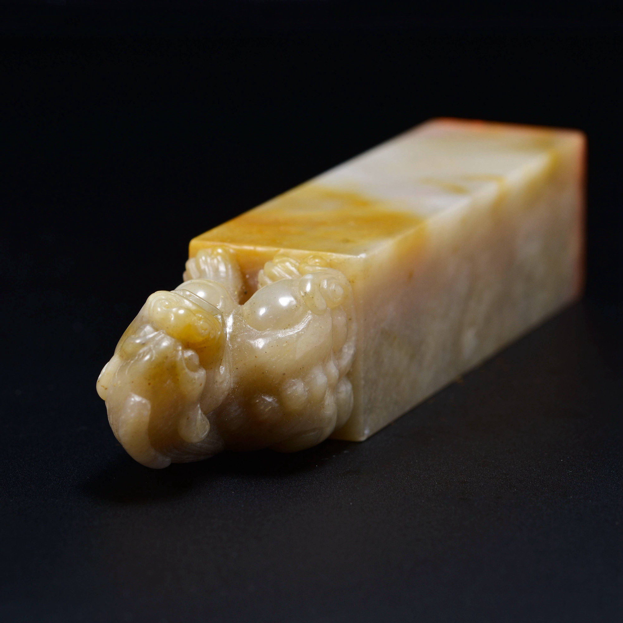 王臻《栖神朝乐》昌化石印章