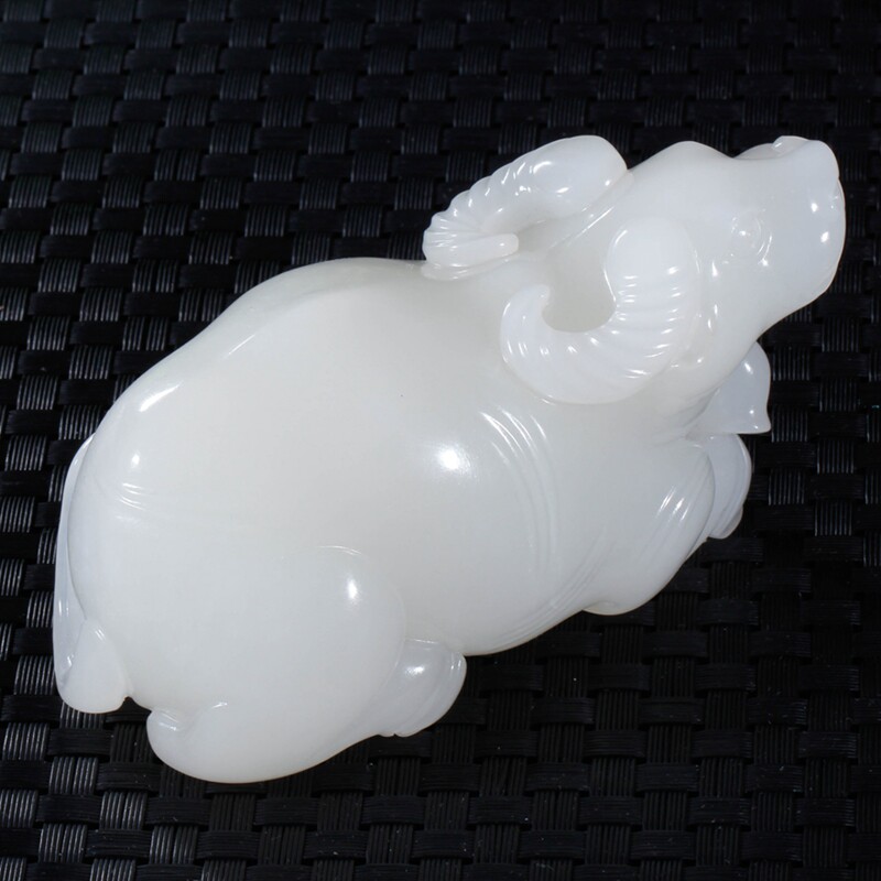 臻藏 中国玉石雕刻大师焦展作品 600克和田玉羊脂玉牛气冲天摆件