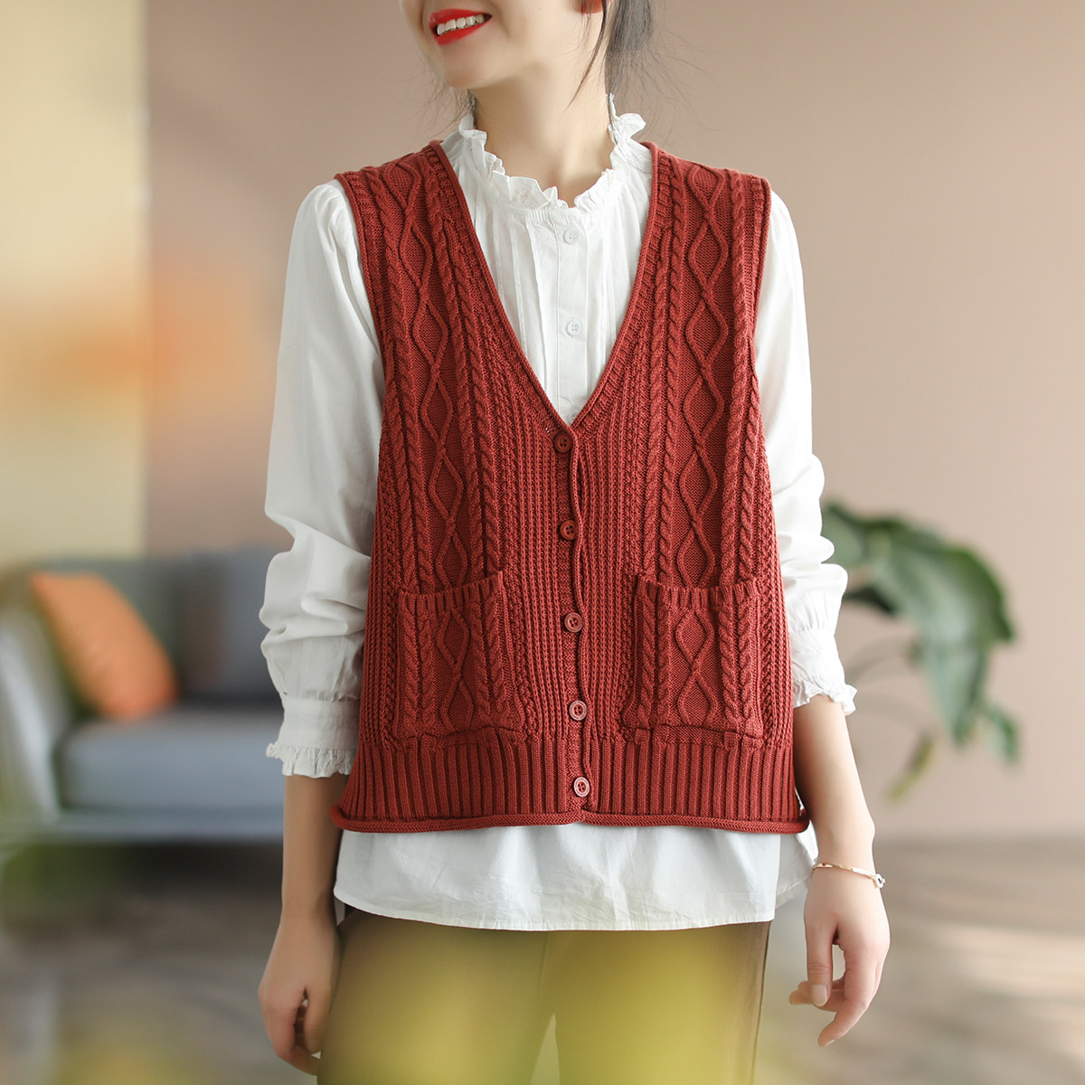 代勒文艺复古纯色钩花棉线针织马甲女士春季新款宽松v领开衫马夹
